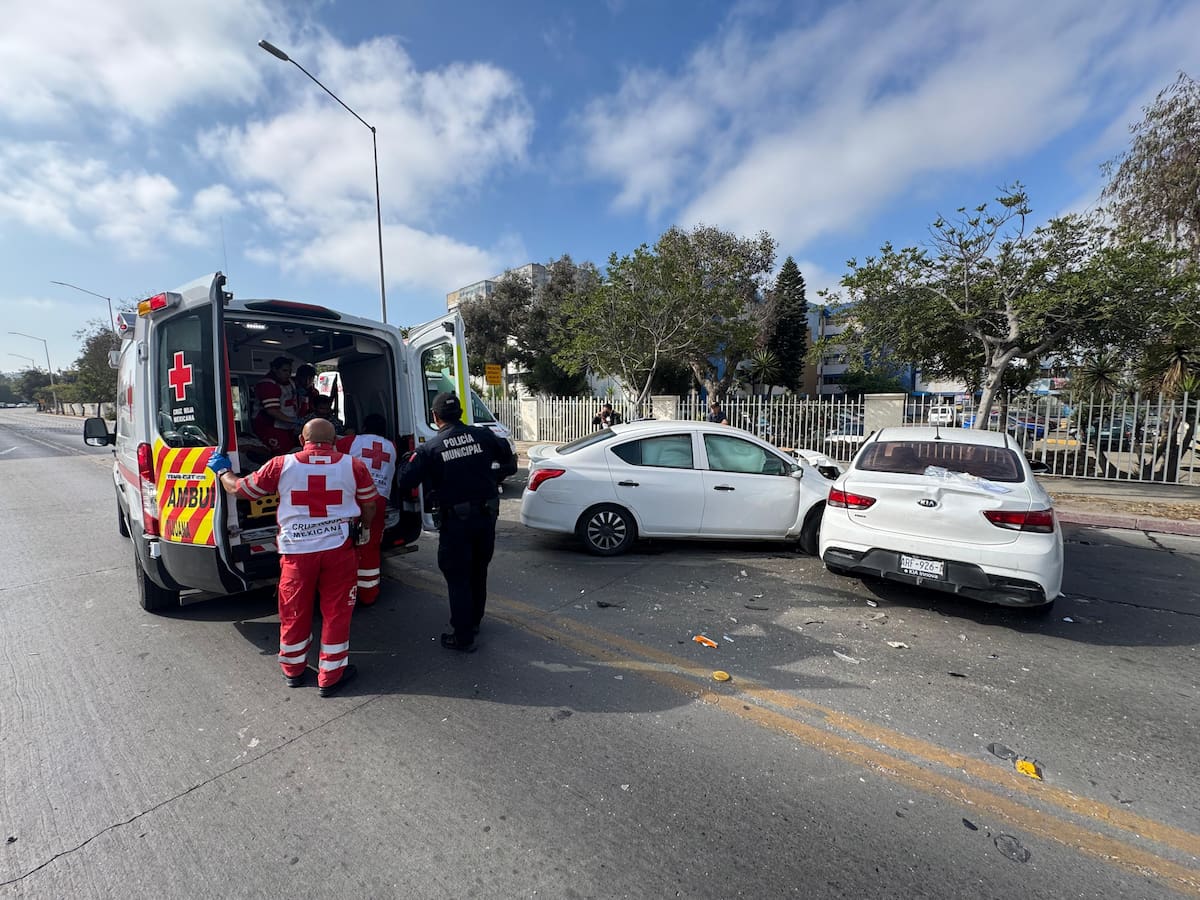 Los lesionados fueron trasladados al hospital para su valoración médica. Foto: Cortesía