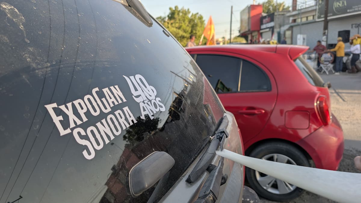 Automovilistas aceptaron que les pegaran una calca en sus vehículos.