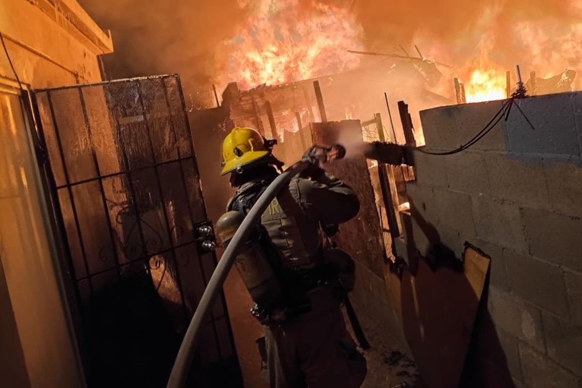 Incendio consume dos viviendas durante la madrugada en San Luis Río Colorado