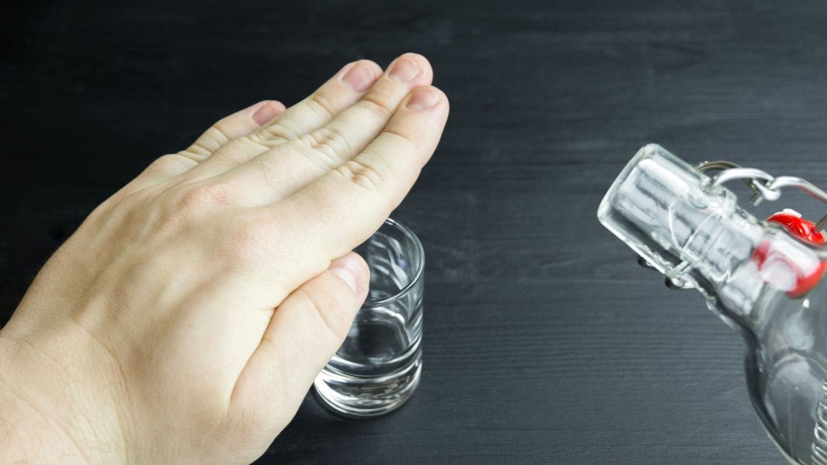 La crisis histórica del alcohol se agrava por el desplome de ventas globales ya que el 40% de la Generación Z rechaza el consumo.