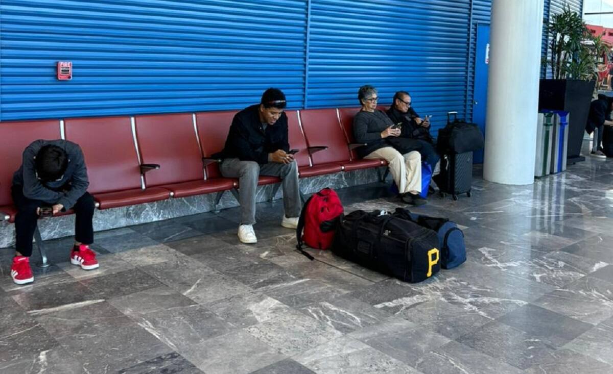 Pasajeros afectados por el retraso de vuelos.