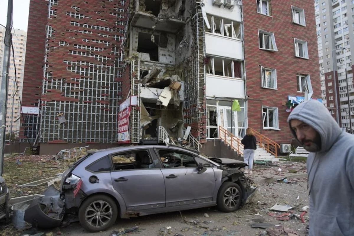 Residentes reaccionan cerca de su edificio de varios pisos dañado por el ataque con misiles y drones rusos en Kiev, Ucrania, el martes 10 de junio de 2025. | Crédito: AP/Efrem Lukatsky