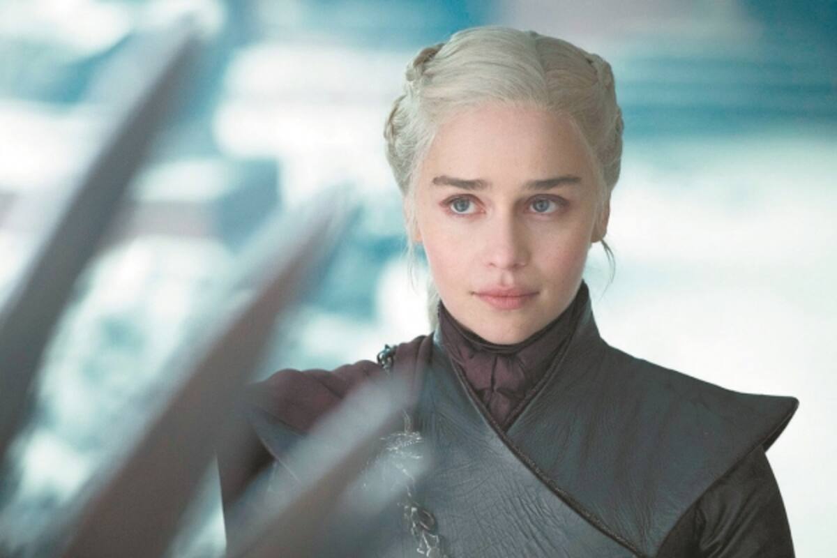 A Emilia Clarke no le ayuda su trabajo; tiene mala suerte en el amor
