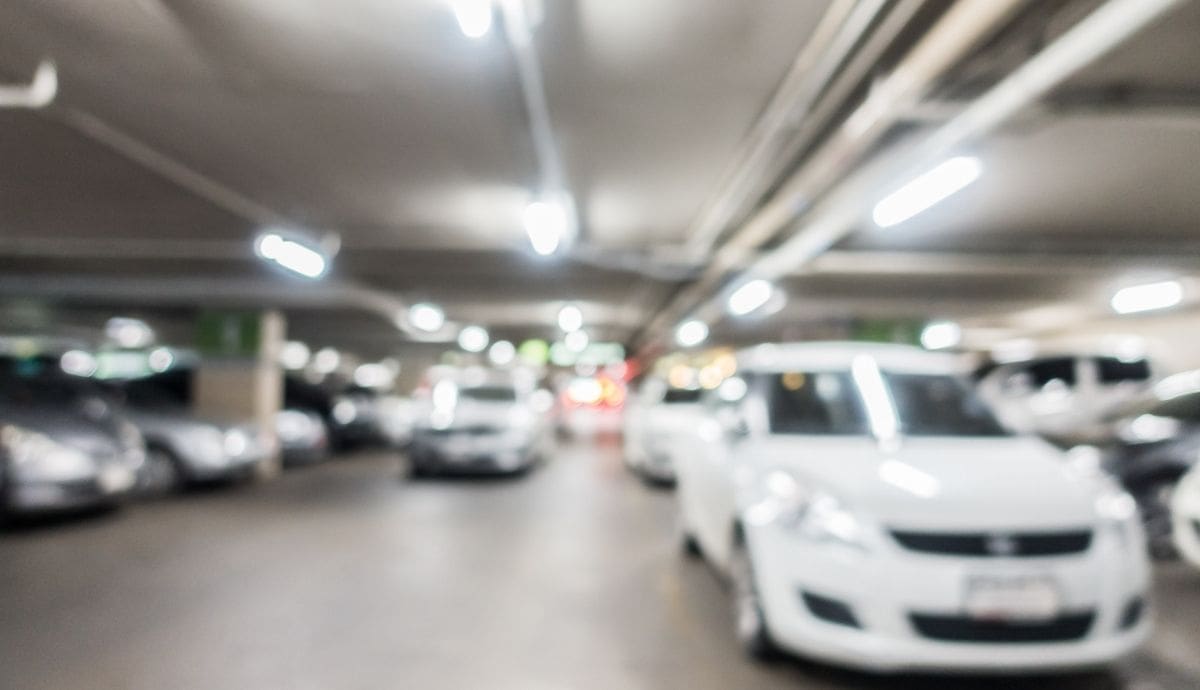 Los estacionamientos de plazas comerciales están sujetos a la Ley Federal de Protección al Consumidor para responder por robos o daños causados por su infraestructura. | Magnific