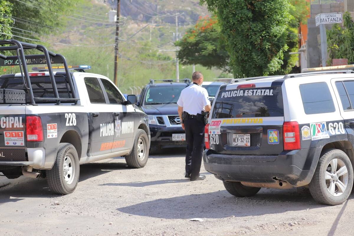 Arrolla a policía tras pasarse alto, oficial intenta detenerlo y vecinos lo golpean