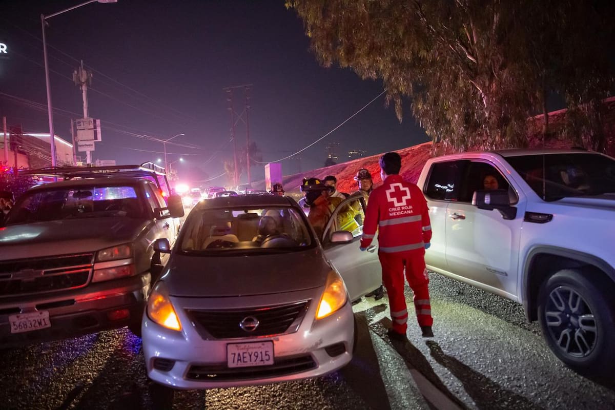 Una mujer de 32 años resultó lesionada en el triple choque ocurrido en la Vía Rápida Oriente. Foto: Border Zoom