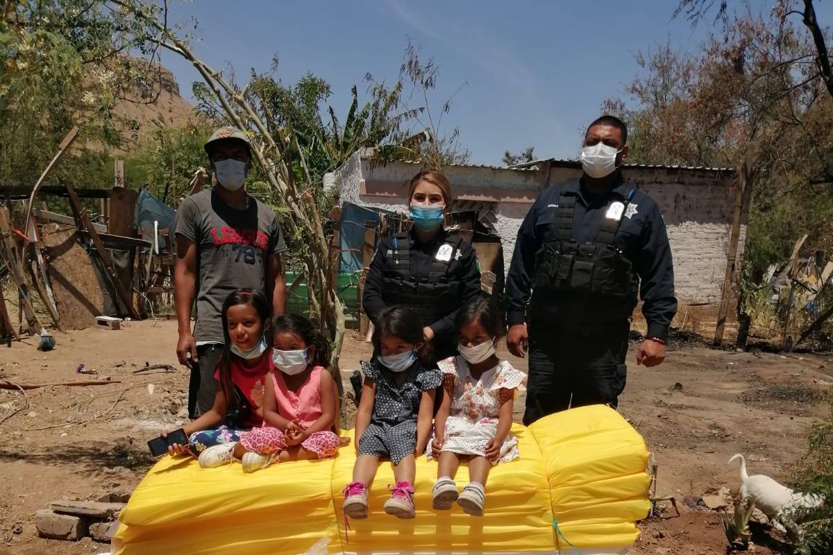 Policías estatales llevan apoyo a familia que perdió su hogar
