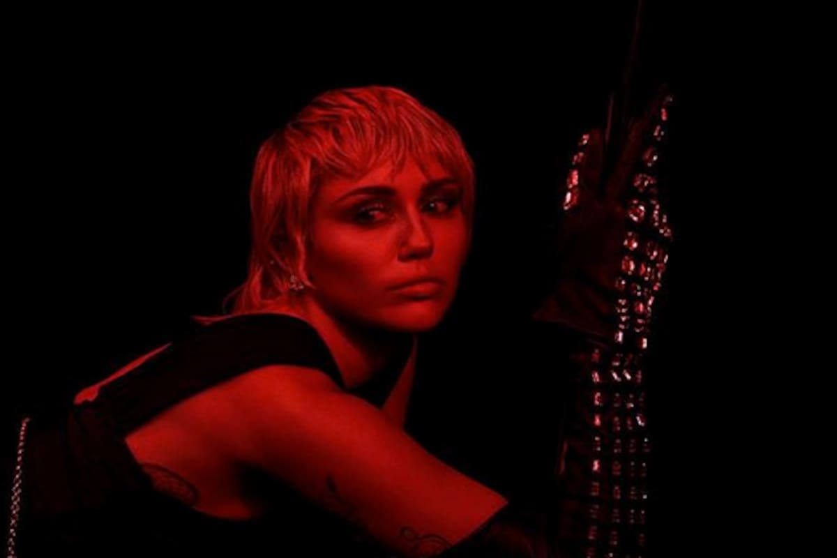Miley Cyrus estrena 'Midnight Sky' y el video es más de lo que los fanáticos esperaban