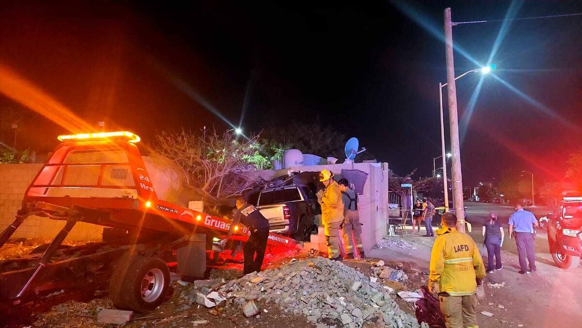 El vehículo fue remolcado por una grúa / Foto: Cortesía