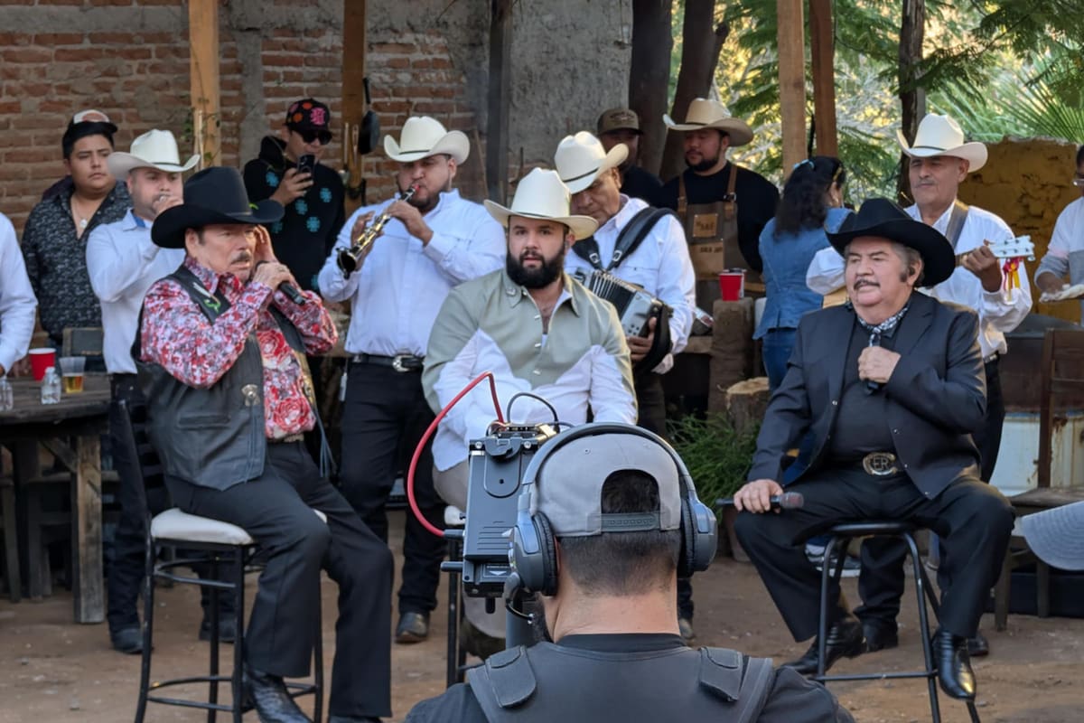 Carín León graba en La Matanza con Lalo Mora y Eliseo Robles y cientos de hermosillenses se reúnen para verlos
