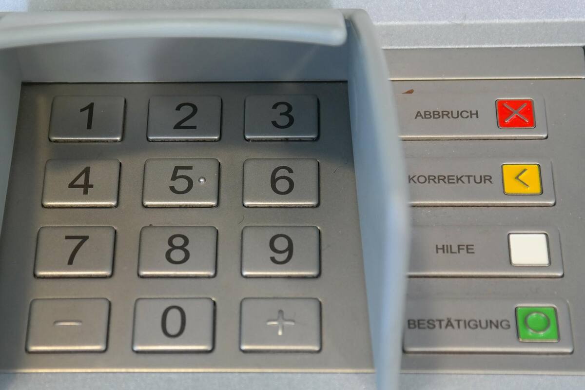 Amagan a empleados de supermercado y dañan cajero automático