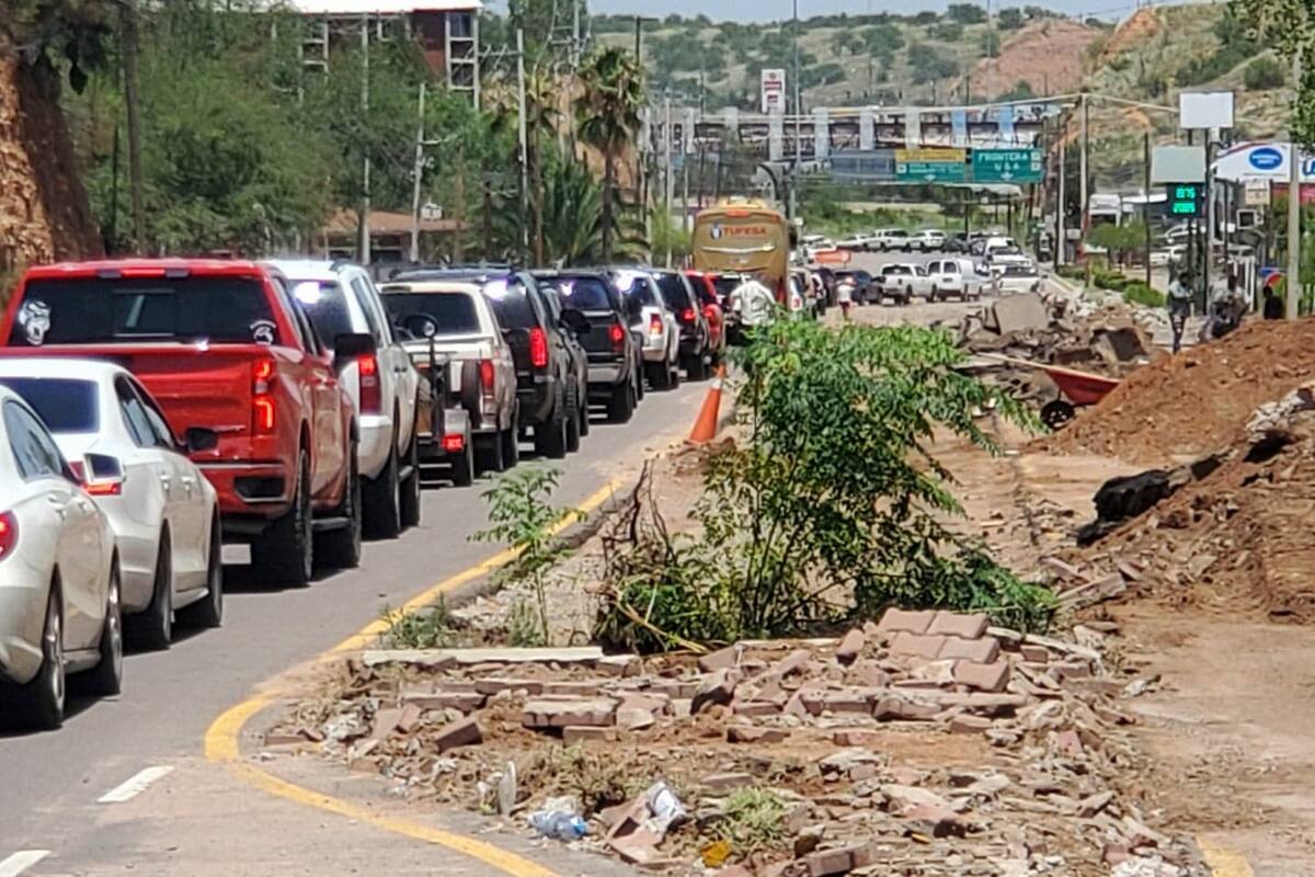 Hacen largas filas para cruzar a Estados Unidos