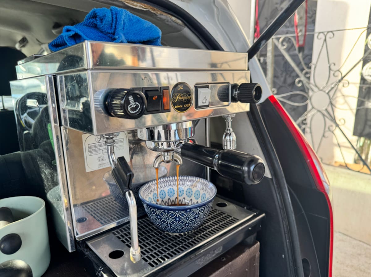 Espresso Bendito es una barra instalada en un automóvil que opera los fines de semana en Lomas del Porvenir, combinando el empleo principal de su fundador con su pasión por el café. Foto: Carlos Cruz