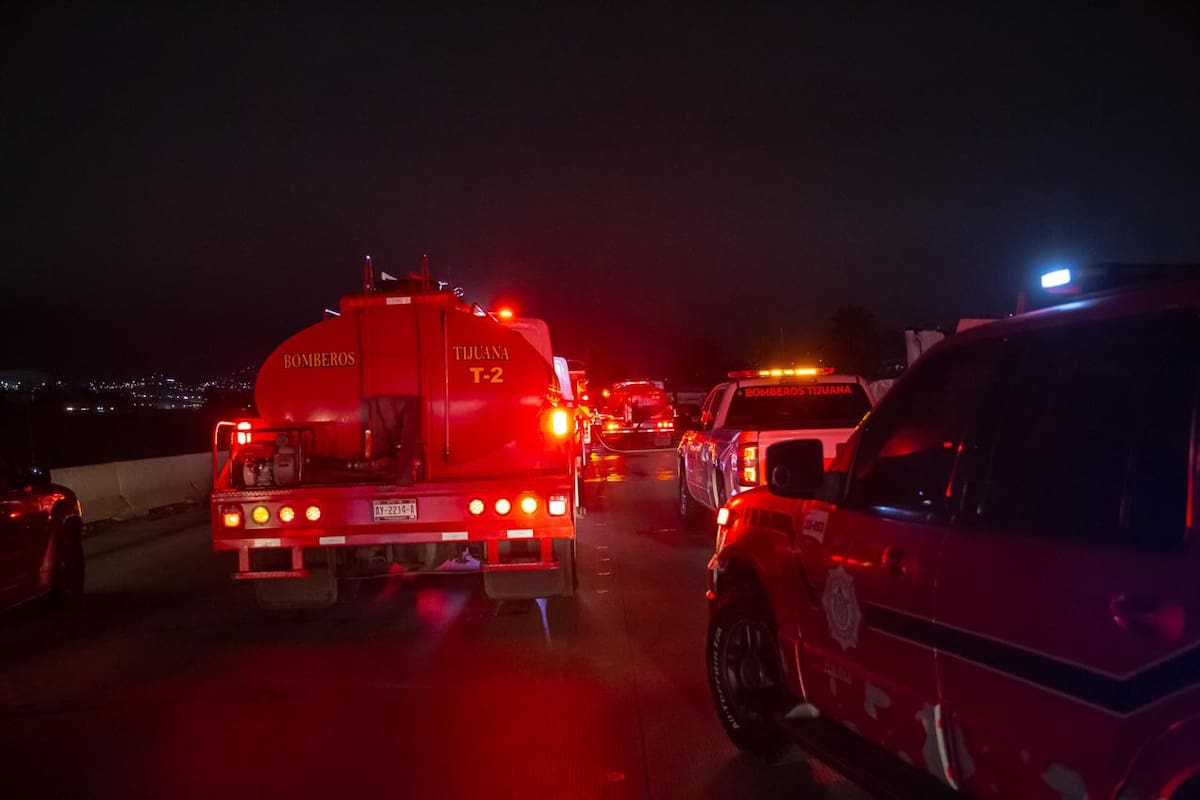 Un incendio registrado la noche del jueves consumió por completo una casa y una traila ubicadas a un costado de la Vía Rápida Alamar. Fotos: Border Zoom