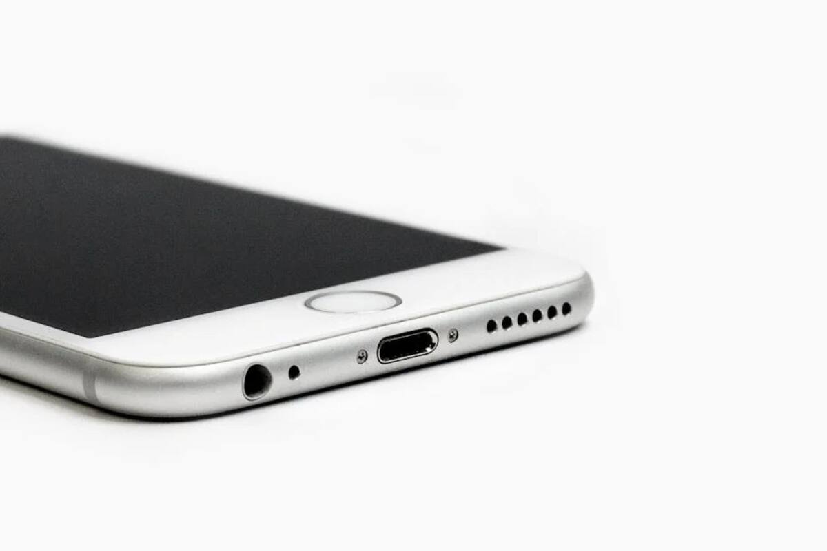 Descubre la función de los orificios en tu celular