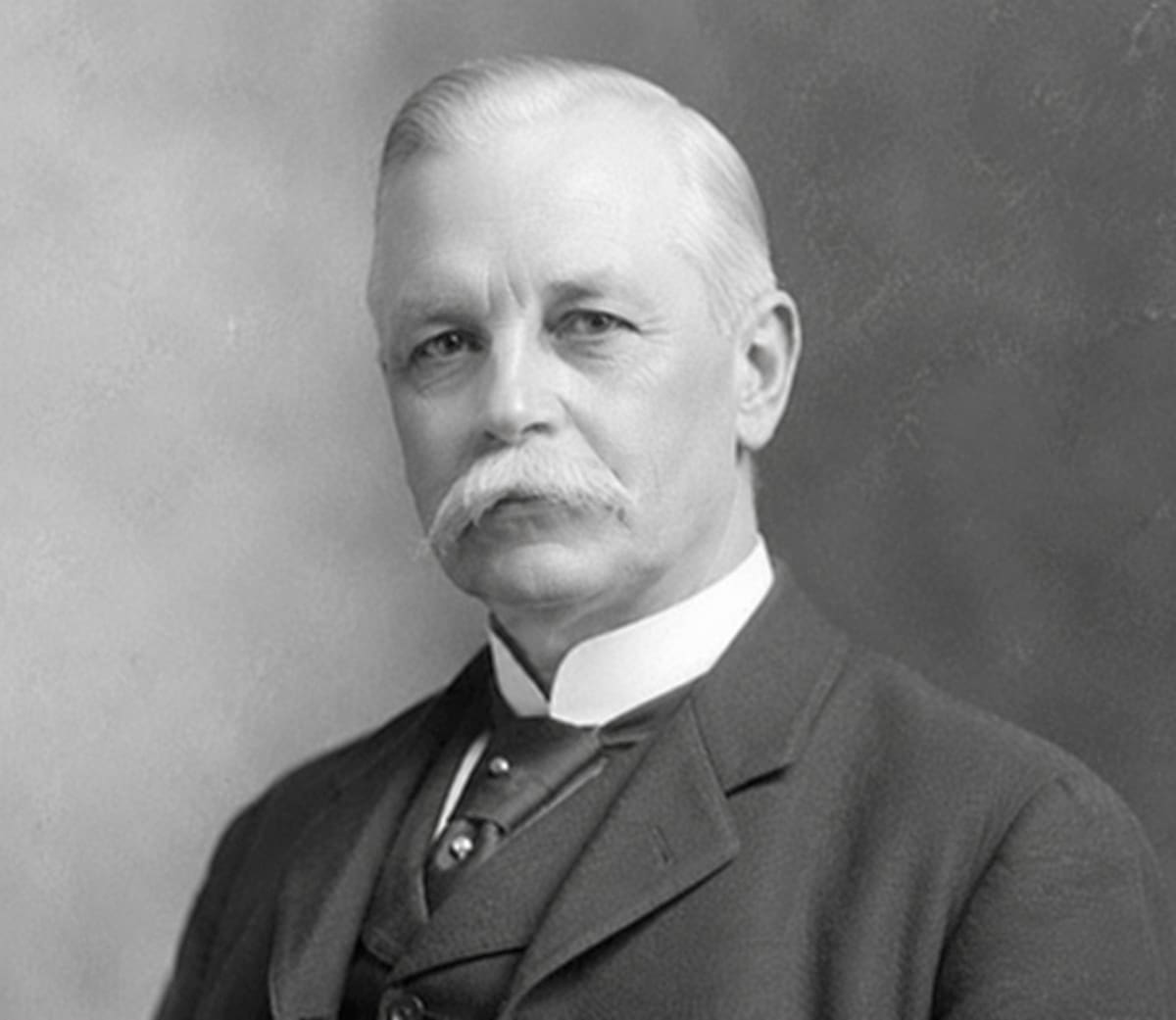Elijah J. Bond fue el inventor al que se atribuye la primera patente comercial de la ouija en 1891, un tablero que con el tiempo pasó de juego de salón a símbolo del misterio y el terror. | Imagen de ChatGPT