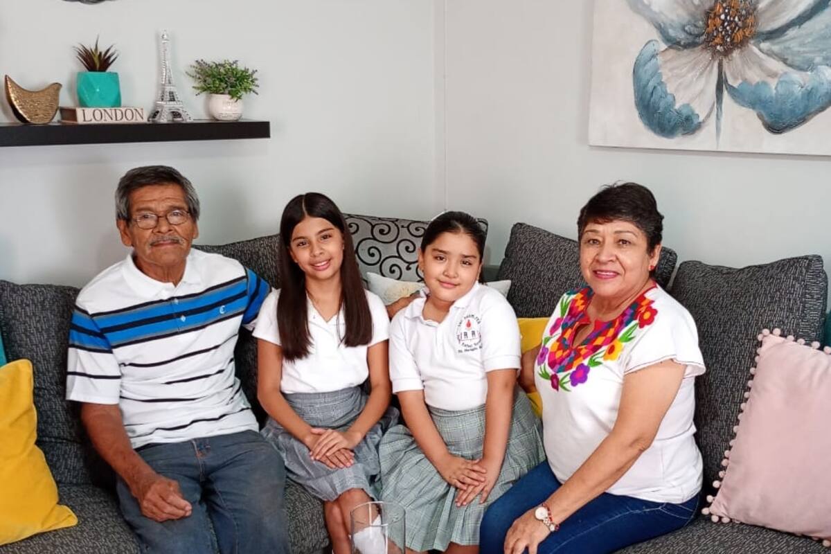 Festeja Josefina día de los abuelos rodeada de sus nietos