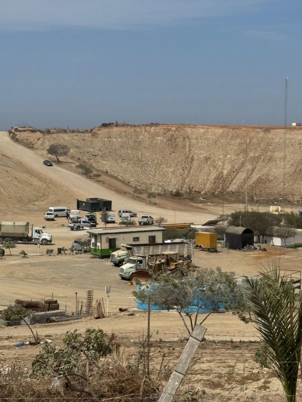 El colectivo Buscando a Tolano exigió restringir el acceso al sitio tras el hallazgo de restos humanos y afirmó que continúan recibiendo reportes anónimos sobre posibles cuerpos sepultados entre los residuos. Foto. Carmen Gutiérrez