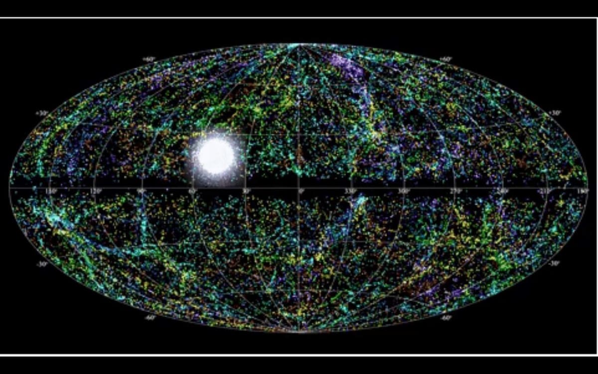 Un ejemplo que muestra la aparición de una de estas señales en un lugar remoto del universo. Fuente: NRAO Outreach/T. Jarrett (IPAC/Caltech); B. Saxton, NRAO/AUI/NSF