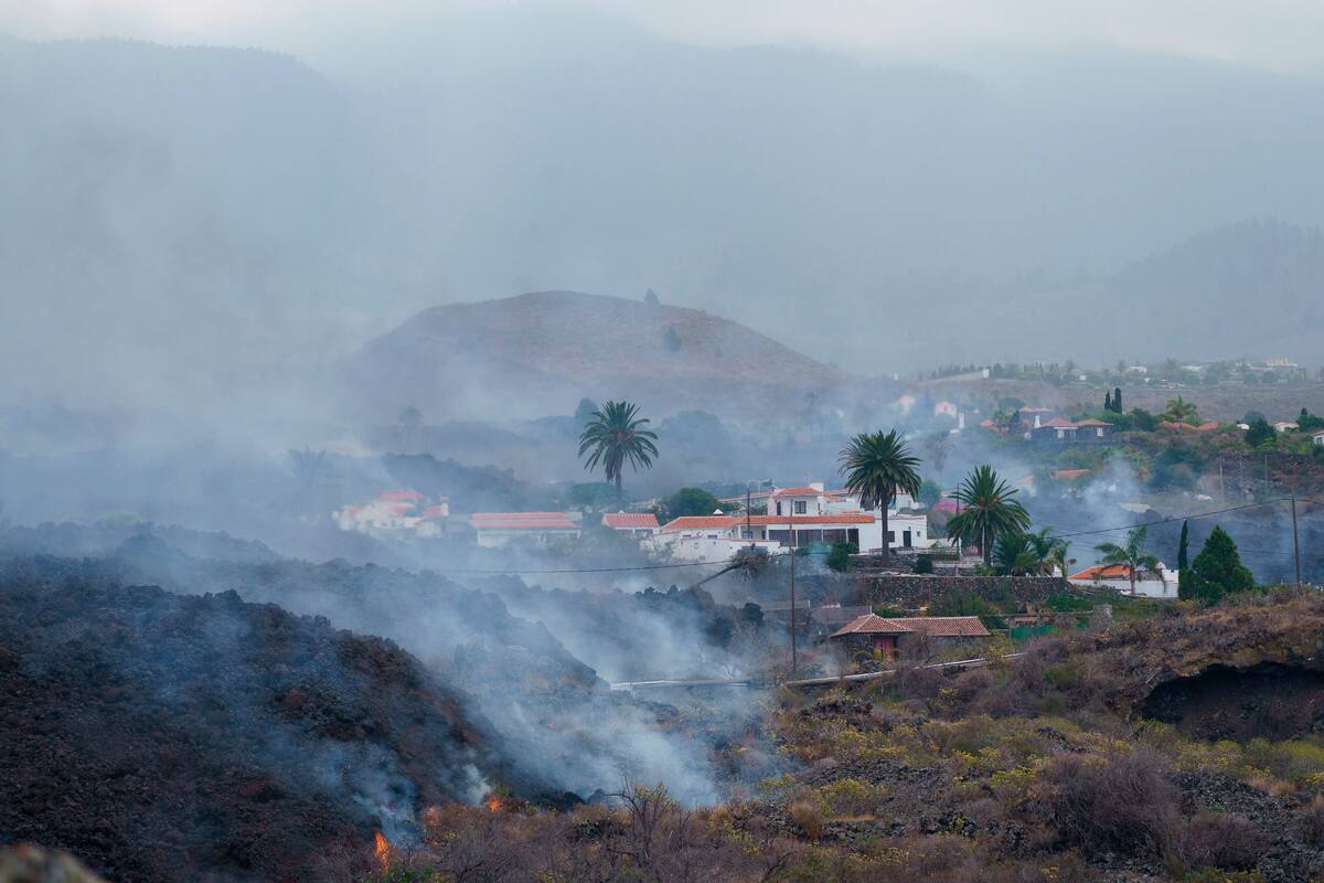 Río de lava del volcán de la palma sepulta por lo menos 166 viviendas