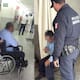 Policías auxilian a hombre con dolor rumbo al hospital