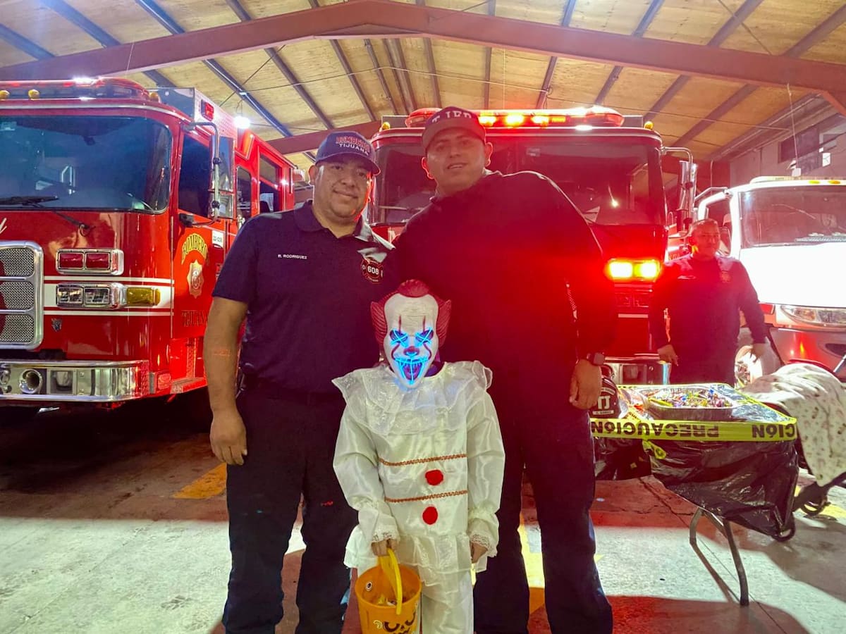 Negocios y restaurantes de la zona se sumaron a la celebración decorando fachadas y ofreciendo dulces. Foto: Border Zoom