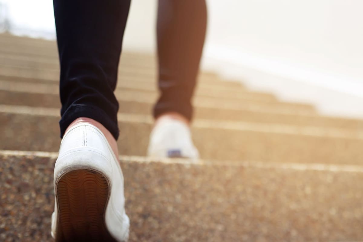 Caminar 10 mil pasos al día reduce riesgo de muerte y enfermedades cardíacas en personas sedentarias, revela estudio