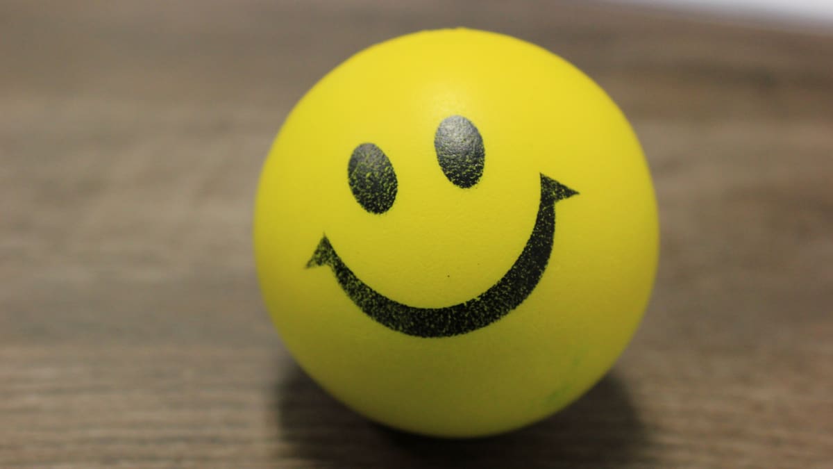 Carita Harju, autora de El poder del calor y el frío, destaca que la rutina de sauna y chapuzón en el mar Báltico libera endorfinas y relaja la mente, contribuyendo al bienestar físico y emocional. Foto: Canva