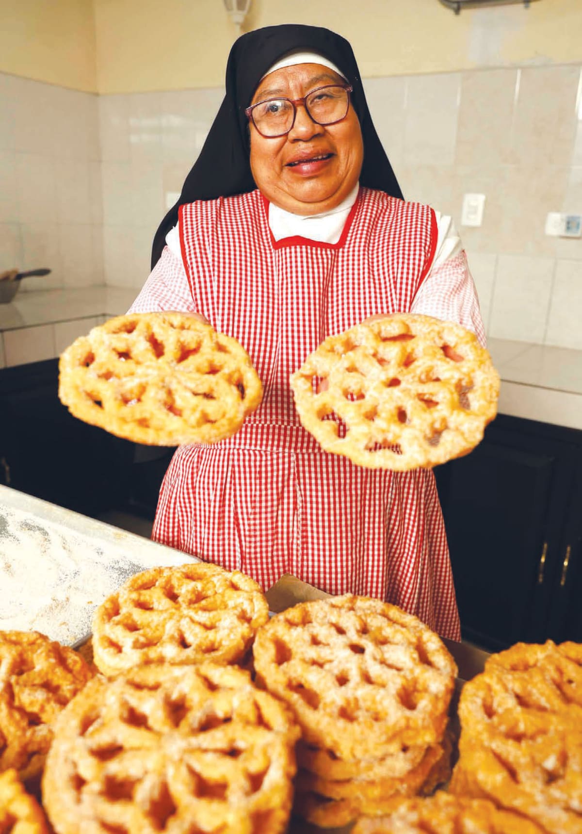 La madre María Teresa de Nuestra Señora de Guadalupe se encarga de poner el toque dulce a los buñuelos, al espolvorearles el azúcar. FOTO: TEODORO BORBÓN
