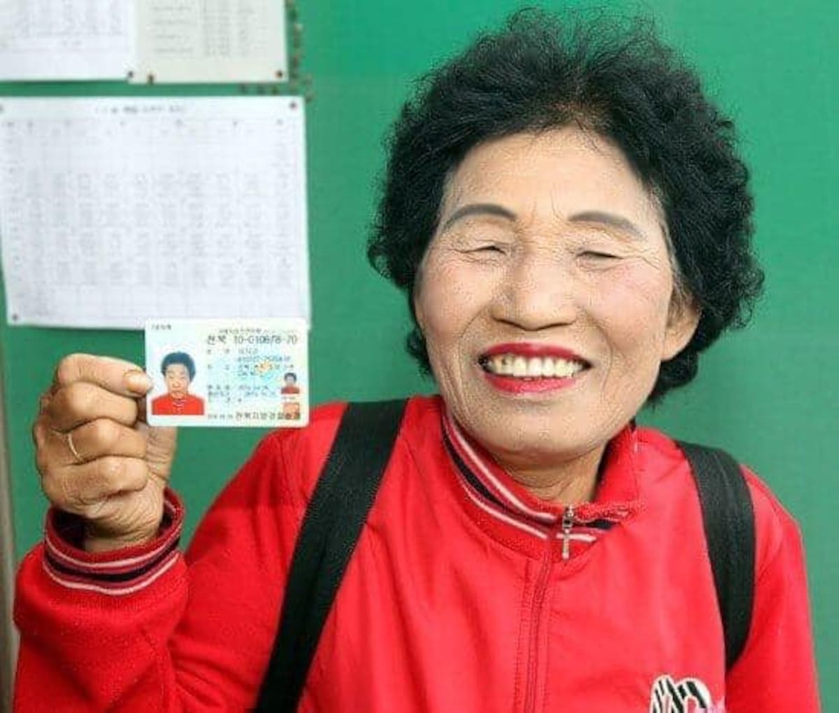 Ciudadana de Corea del Sur, de 68 años, se vuelve viral tras aprobar su examen de manejo después de 15 años intentando obtenerlo
