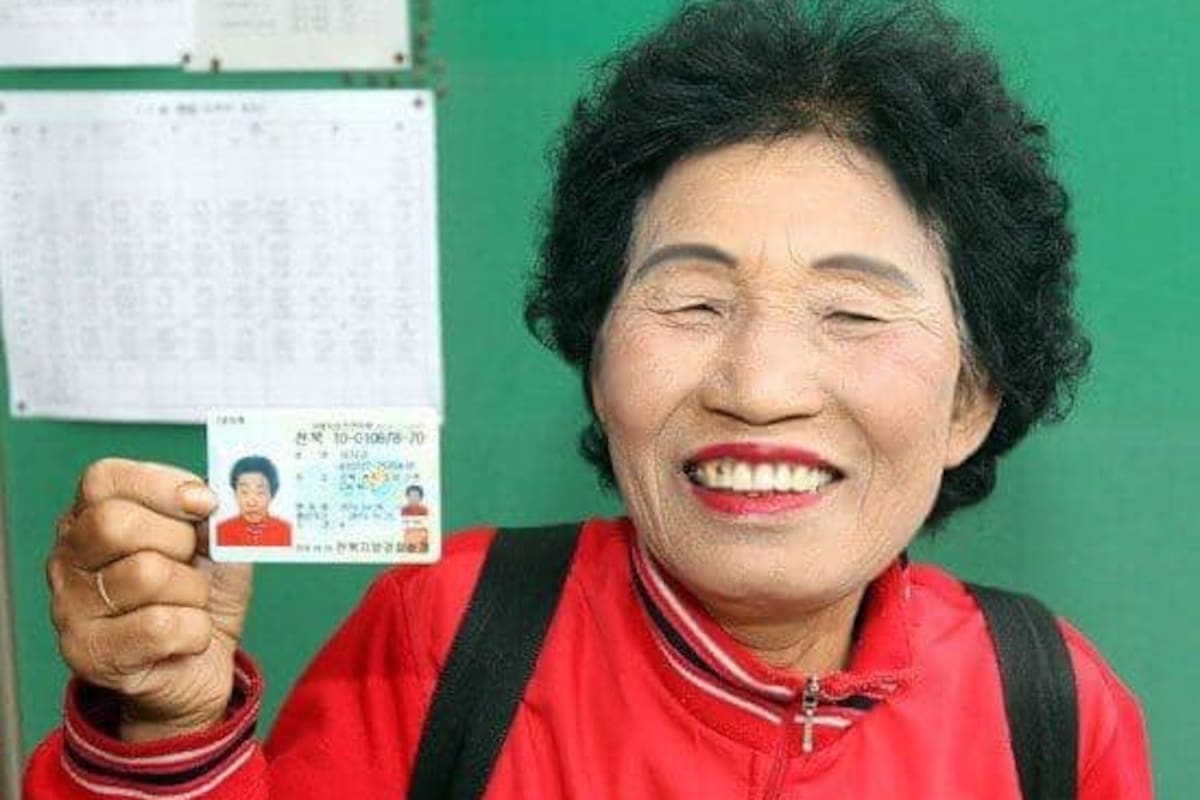 Ciudadana de Corea del Sur, de 68 años, se vuelve viral tras aprobar su examen de manejo después de 15 años intentando obtenerlo