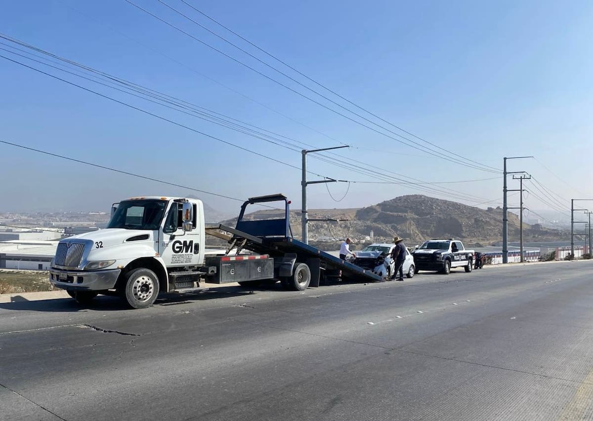 Un choque entre un Nissan y un taxi dejó dos personas lesionadas, sin gravedad, y al conductor del Nissan detenido. Foto: Cortesía
