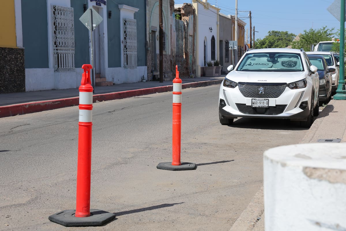 Ante la poca disponibilidad de espacios de estacionamiento, comercios y ciudadanos optan por apartar lugares para sus vehículos utilizando conos.
Fotos Gerardo D. Gonsález