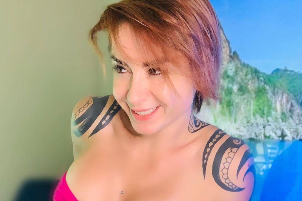 Ingrid Brans luce sensual mientras toma el sol