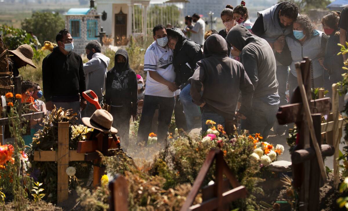 Parientes entierran a Isaac Nolasco, quien falleció por motivos al parecer no relacionados con el COVID-19, en una sección del panteón municipal de Valle de Chalco en medio de la pandemia de coronavirus, en las afueras de Ciudad de México, el domingo 25 de octubre de 2020. (AP Foto/Marco Ugarte)