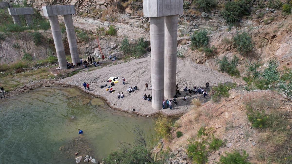 Buscadoras y rastreadores se reúnen en presa Comaquito , ante sospecha de presencia de restos humanos.