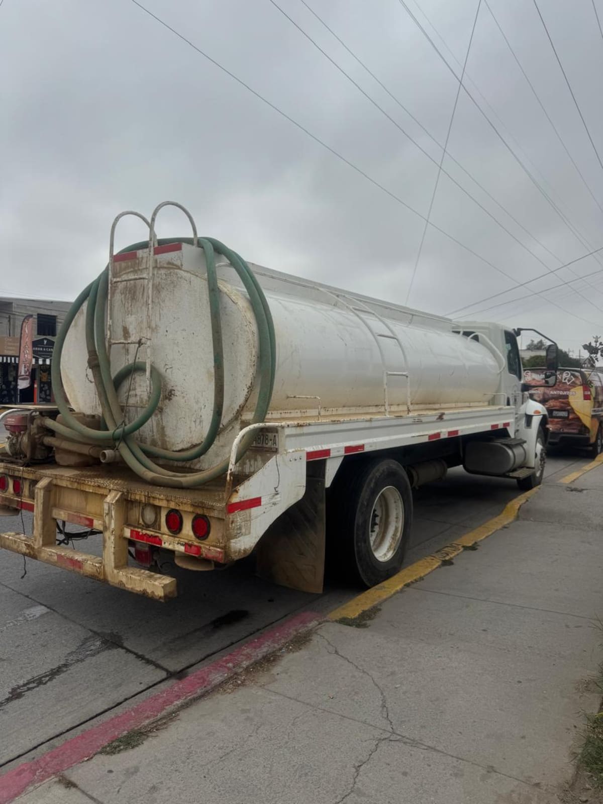 El operativo prioriza las zonas altas del municipio, donde el restablecimiento del servicio tardará más tiempo tras el corte en el suministro.
Fotos: Cortesía/Carmen Gutiérrez.
