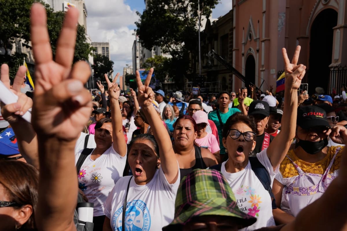 Miles salen a las calles en Venezuela para exigir a EEUU la liberación de Nicolás Maduro y Cilia Flores, en protestas que se extienden por todo el país tras la operación militar estadounidense