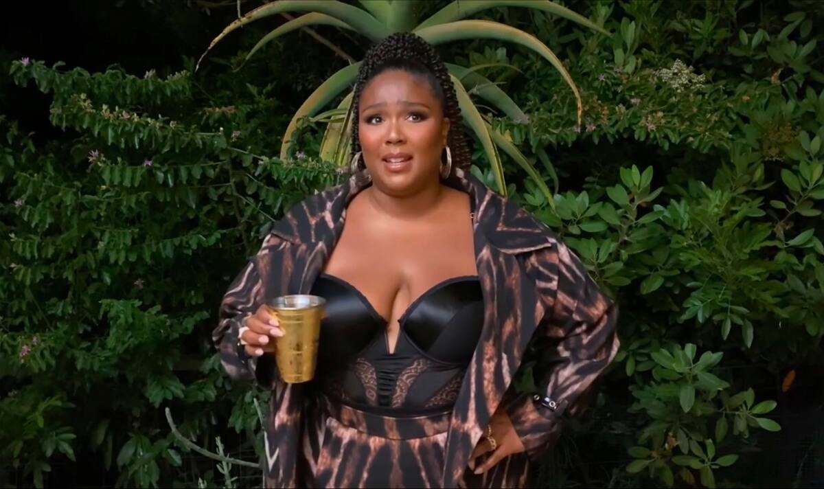 En esta imagen capturada de video y emitida el domingo 28 de junio de 2020 por BET, Lizzo habla durante la ceremonia virtual de los Premios BET. (BET vía AP)