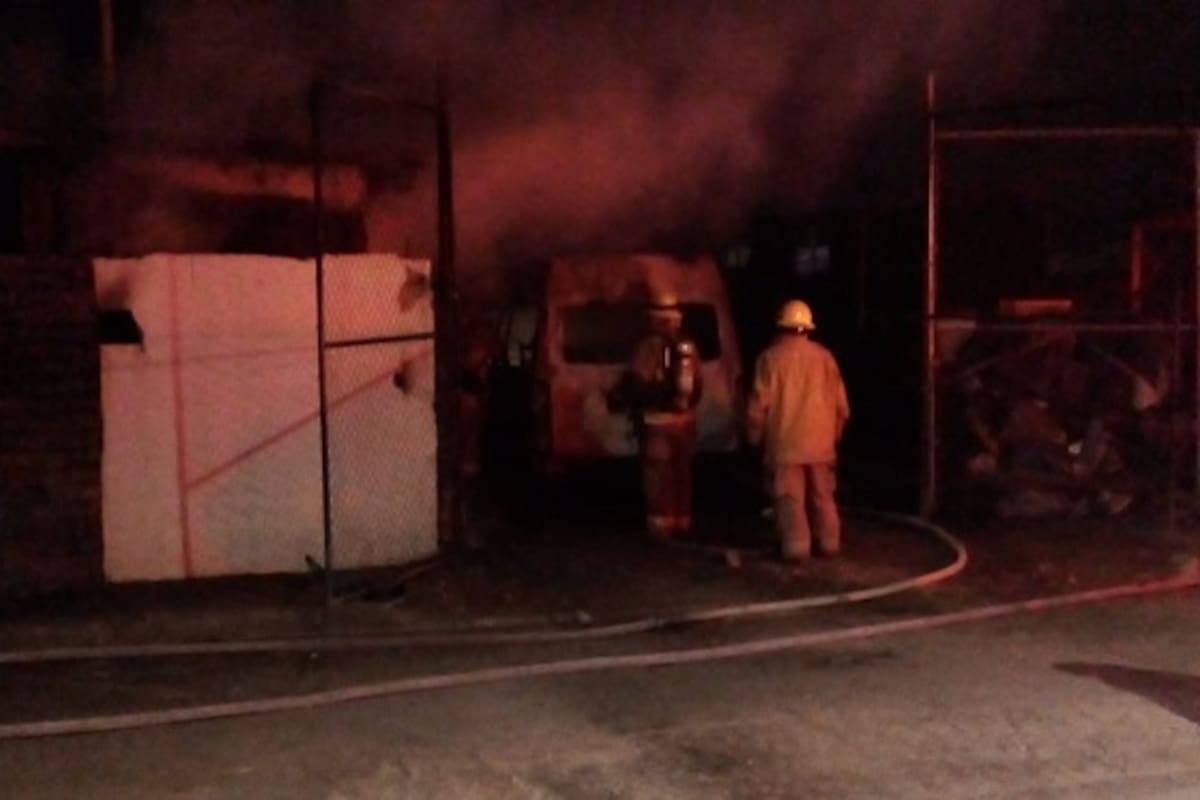 Incendio en taller mecánico deja daños en en autos