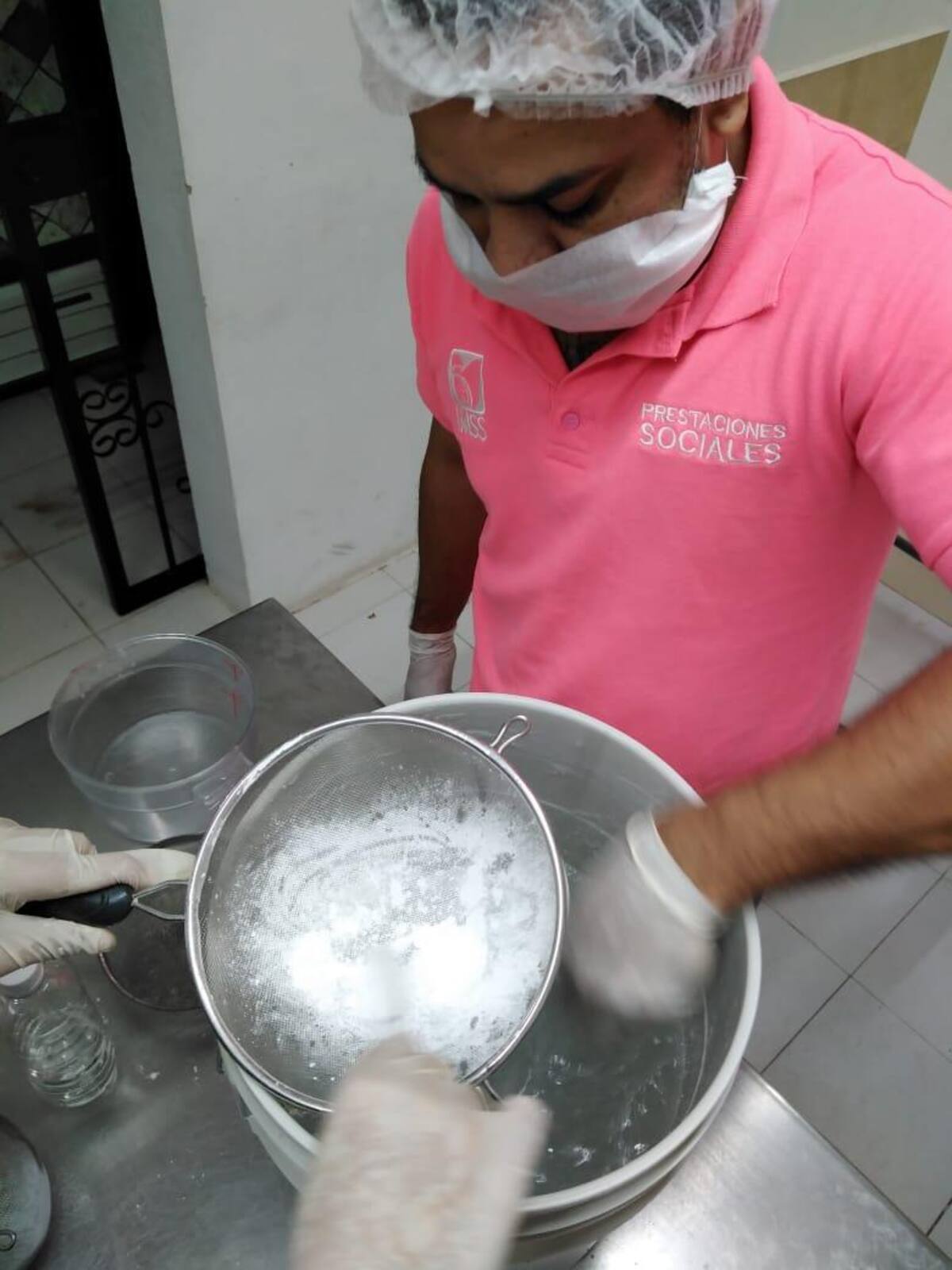 Aquí se muestra el momento en que realizan el gel antibacterial.