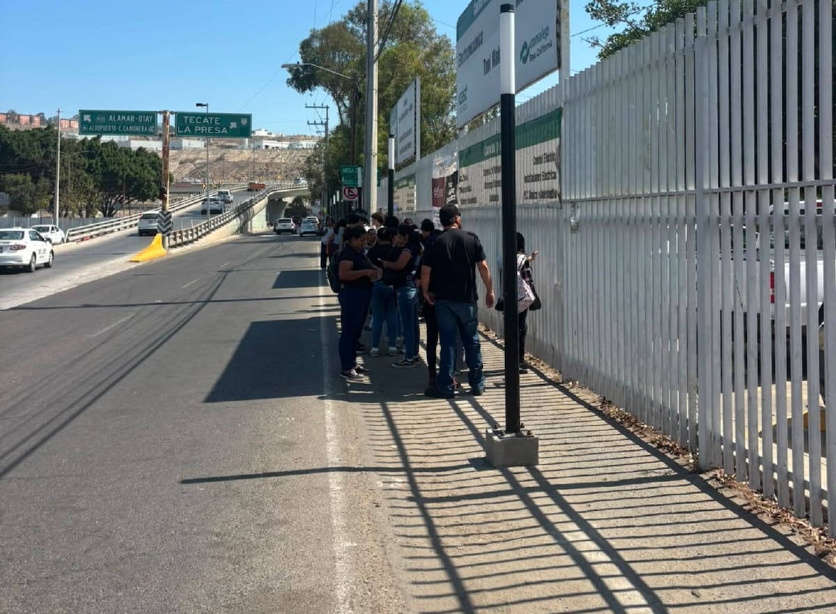 Decenas de familias acudieron en busca de un lugar para estudiantes que no fueron asignados a preparatoria, pero solo fueron atendidas las personas con cita agendada. Autoridades pidieron reprogramar la atención para el resto de los solicitantes. Foto: Lorena Salinas