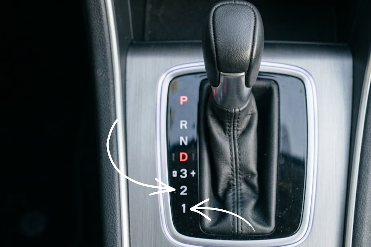 Los números 1 y 2 de la transmisión automática ayudan a controlar el auto en pendientes y reducir el desgaste de los frenos, pero usarlos a una velocidad inadecuada puede forzar el motor y provocar cambios bruscos