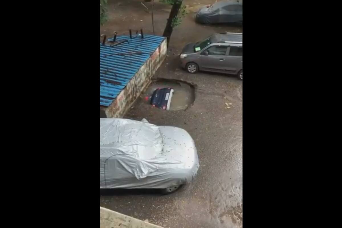 Tras fuertes lluvias se abre socavón en India y se cae un auto