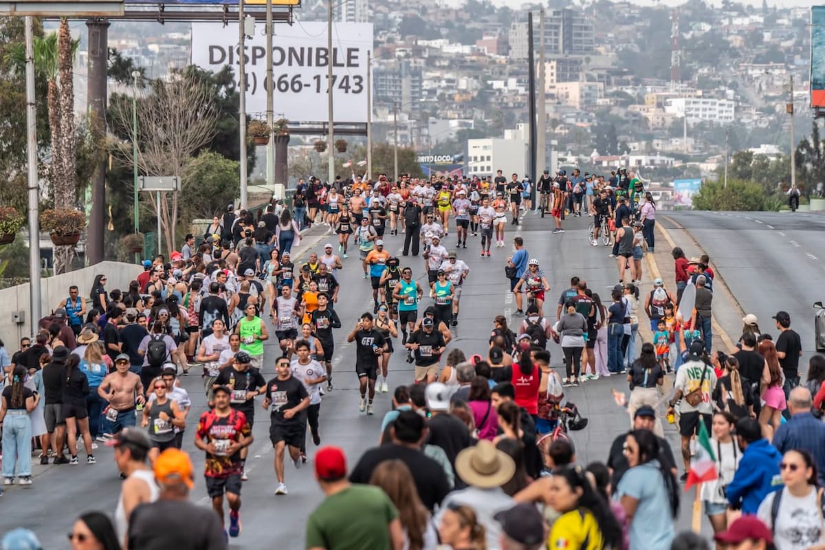 Daniel “Pollito” Valdez hace historia con bicampeonato en el Medio Maratón de Tijuana