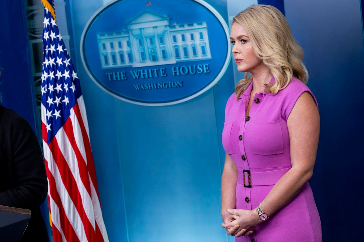 Karoline Leavitt, vocera de la Casa Blanca, en una conferencia de prensa. | Crédito: EFE/EPA/SHAWN THEW