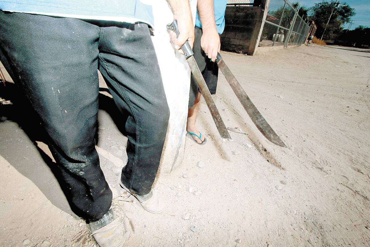 “Machetero” asalta a joven y le quita su teléfono celular