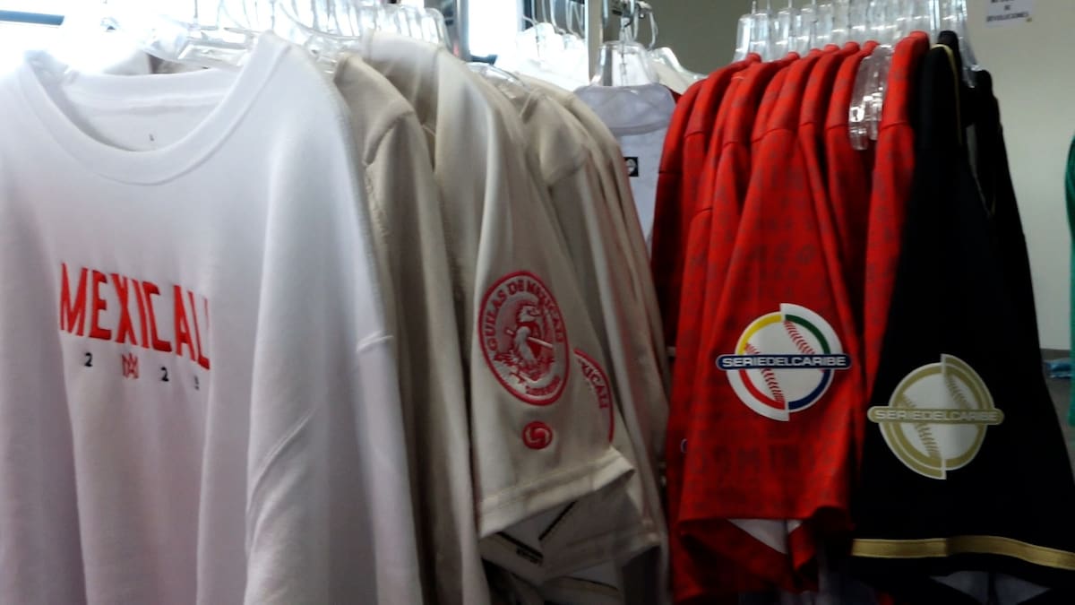 Las casacas más solicitadas han sido las de los Águilas de Mexicali y la selección de México l Foto: Arturo Ceseña
