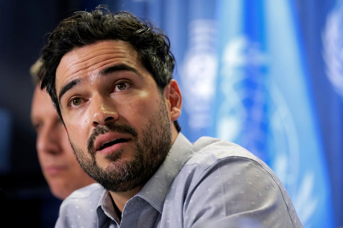 Alfonso Herrera denuncia robo de su maleta tras aterrizar en CDMX