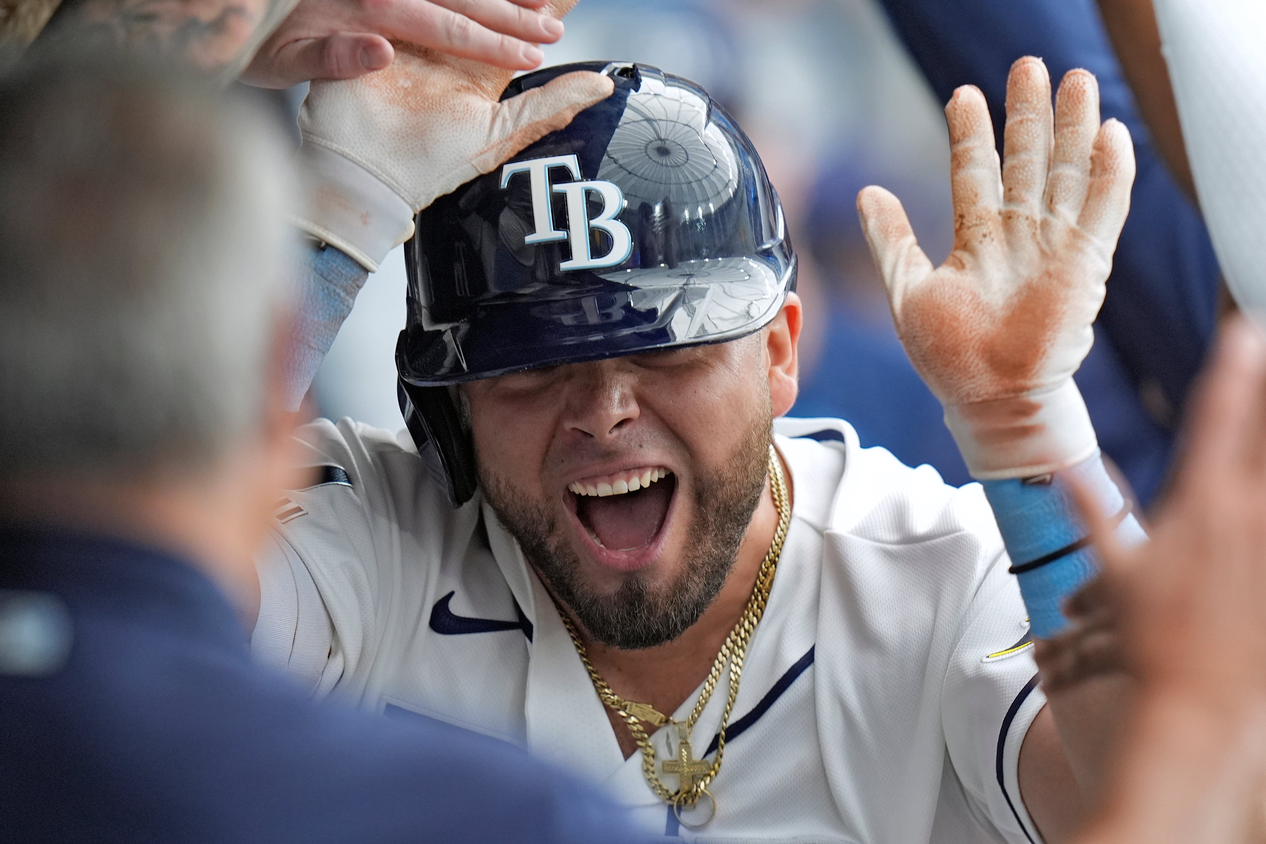 El tijuanense Jonathan Aranda es felicitado por sus compañeros en el dugout de los Rays de Tampa Bay tras cobectar cuadrangular. (AP Photo/Chris O